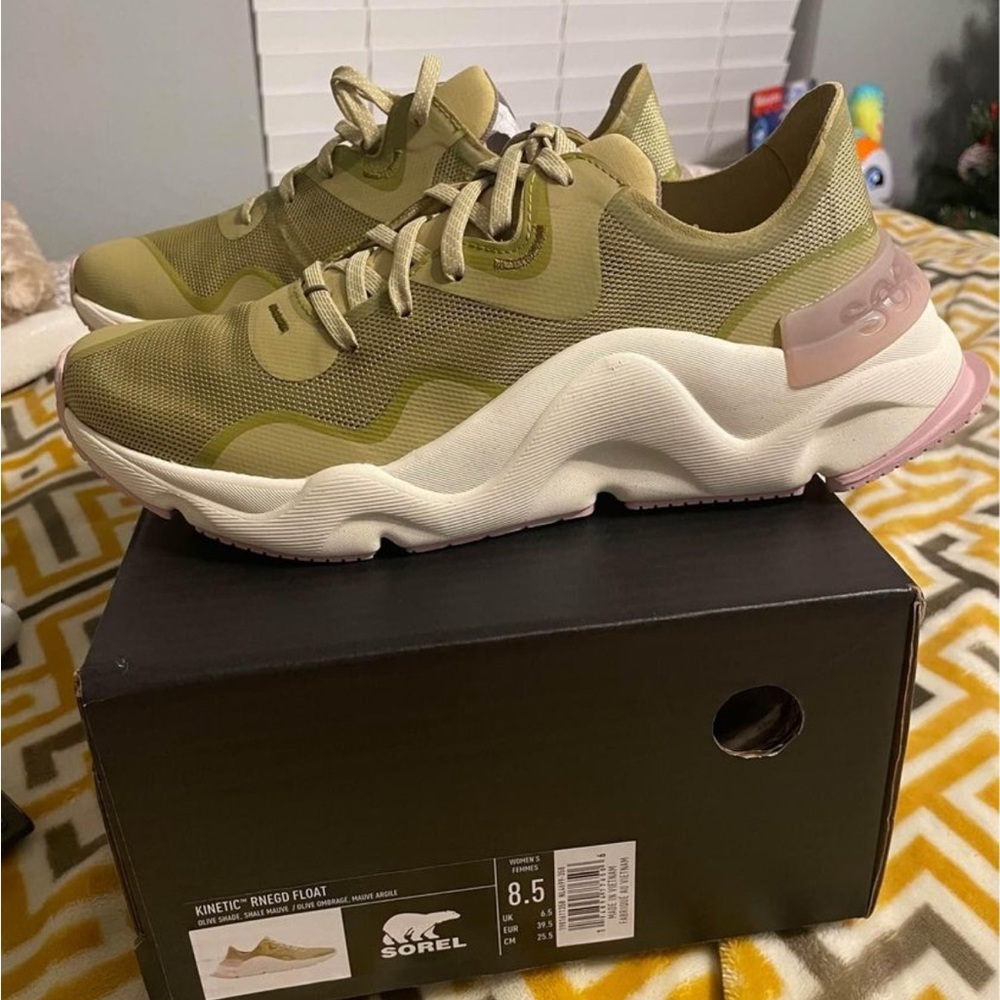 Light green tennisshoes brand new never worn